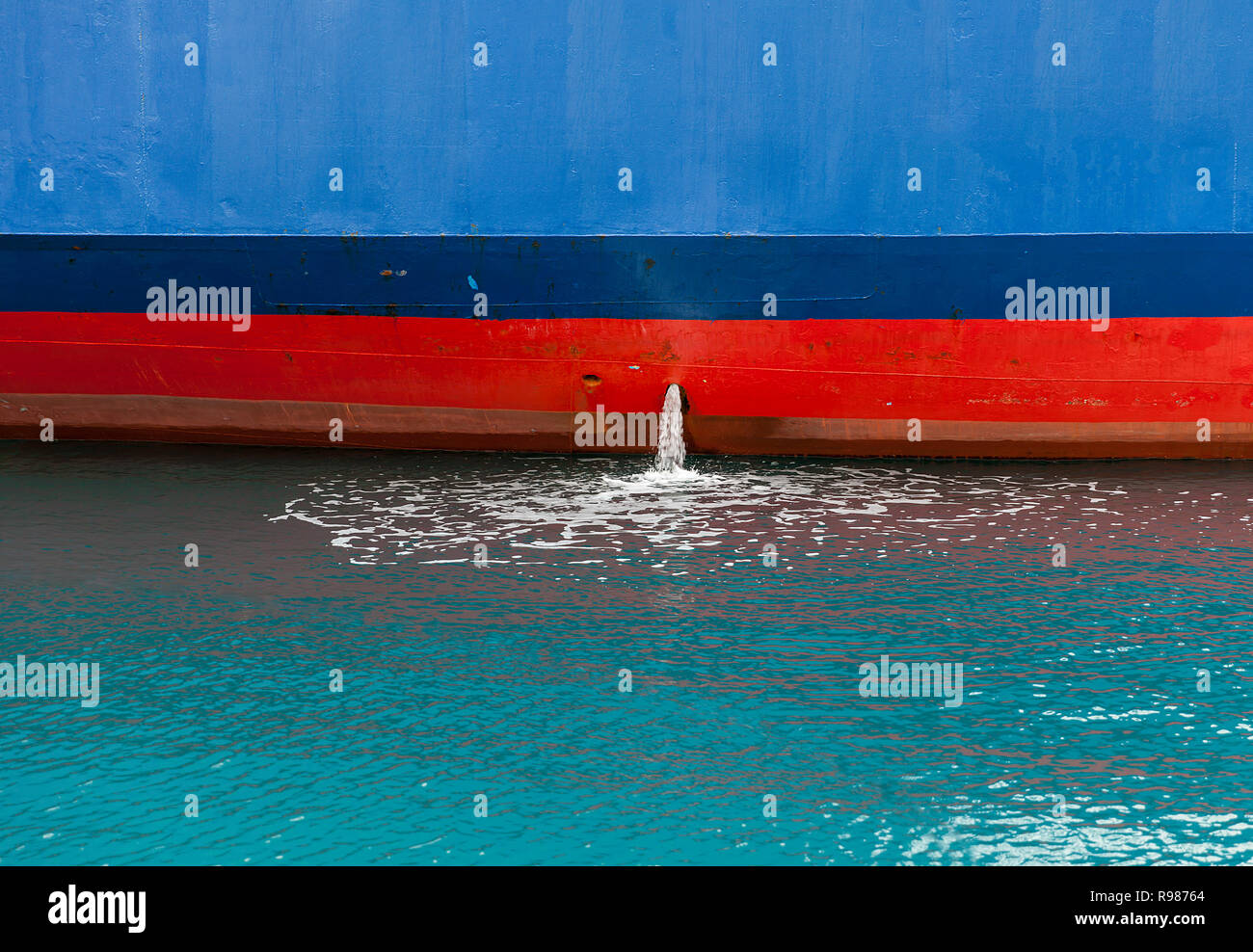 Sur la pompe de cale de bateau. Isolées. Close-up de l'eau pompe de cale excrétant sur le côté de la coque. Le point de droit. Banque D'Images