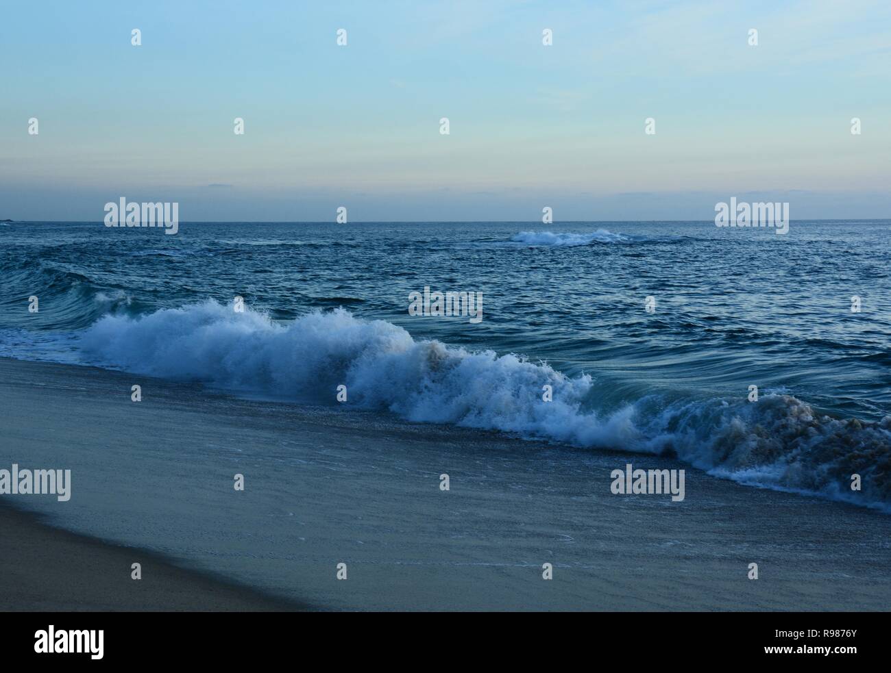 Des couleurs douces illuminent le des déferlantes de l'océan Pacifique dans ce paysage photographié au crépuscule. Banque D'Images