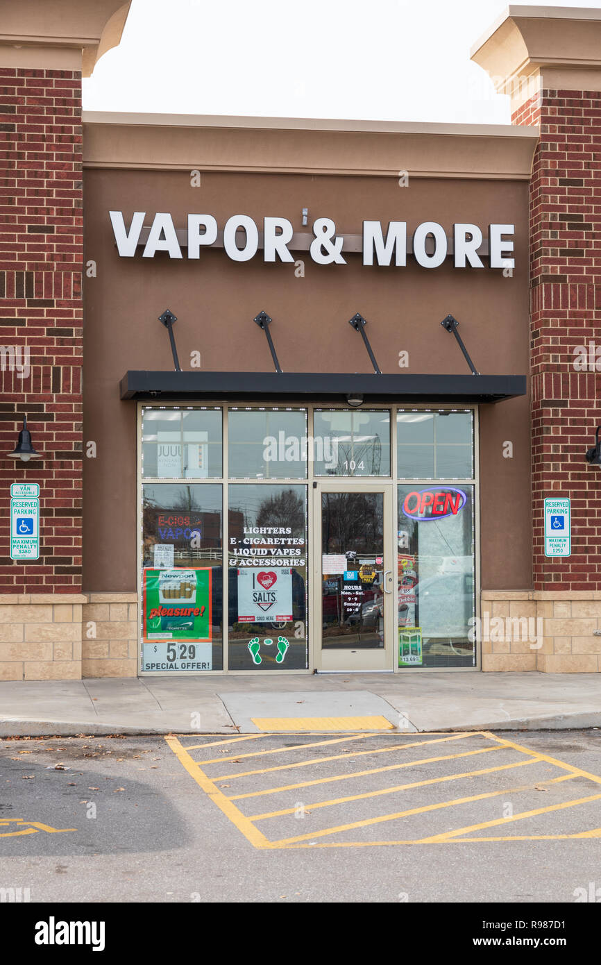 HICKORY, NC, États-Unis d-12-19-18 : un exemple de boutiques d'e-cigarette. L'utilisation de ces dispositifs est communément appelé "Seine". Banque D'Images