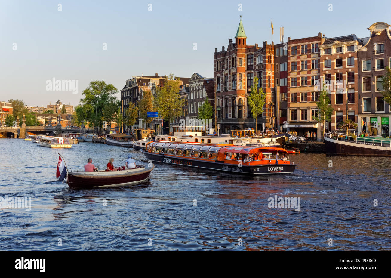 Bateaux de croisière touristique sur la rivière Amstel à Amsterdam, Pays-Bas Banque D'Images