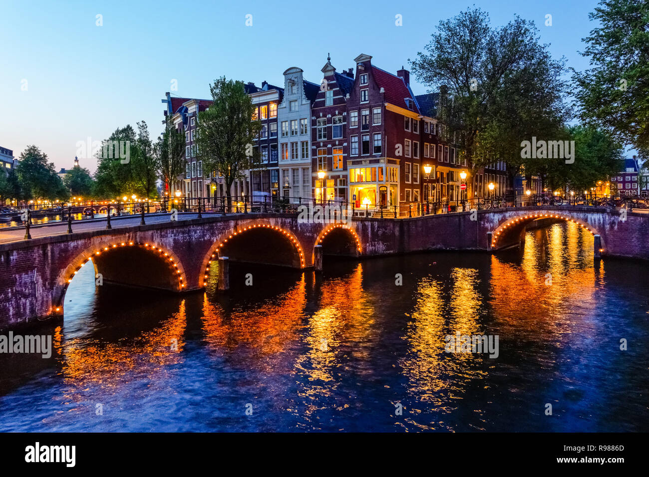 Maisons de ville hollandaises traditionnelles et ponts illuminés sur le canal Keizersgracht à Amsterdam, pays-Bas, Europe Banque D'Images