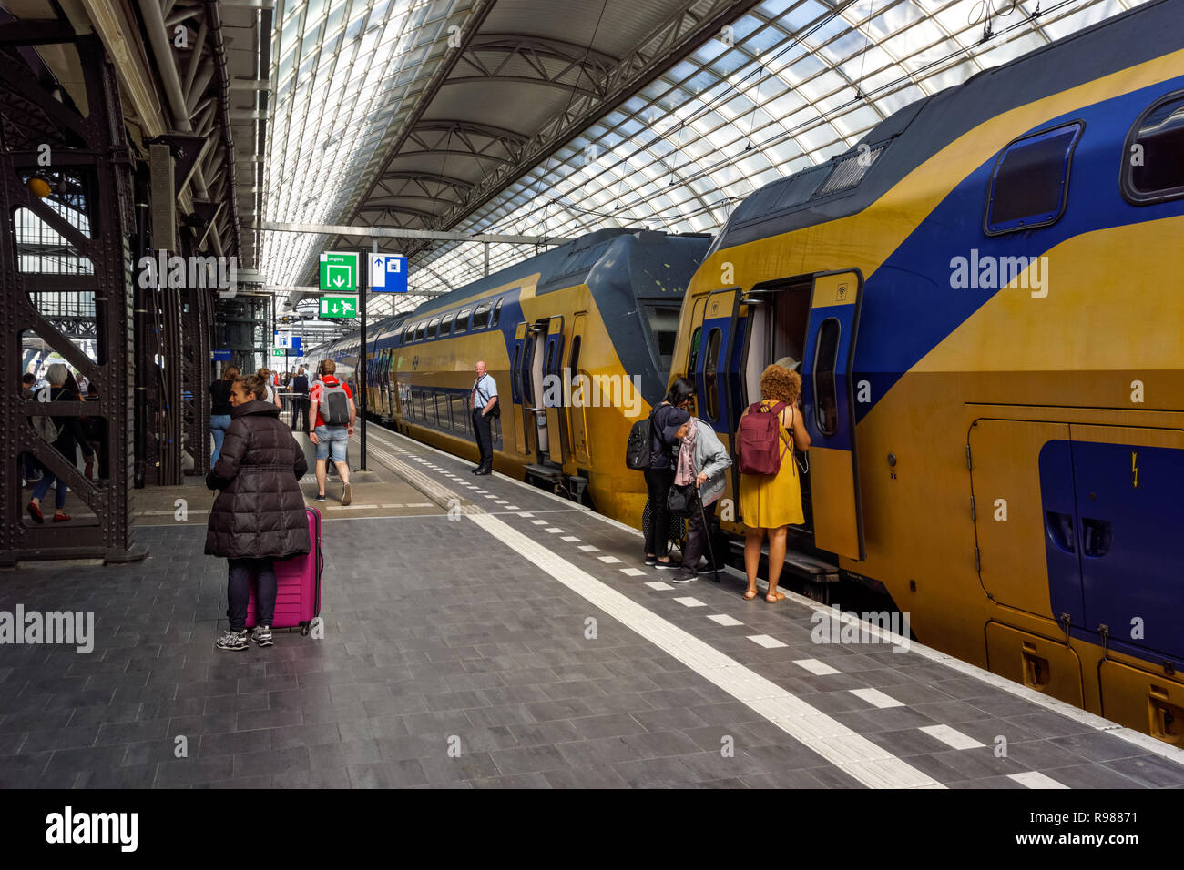 Train à Amsterdam, la gare centrale d'Amsterdam, Amsterdam, Pays-Bas Banque D'Images