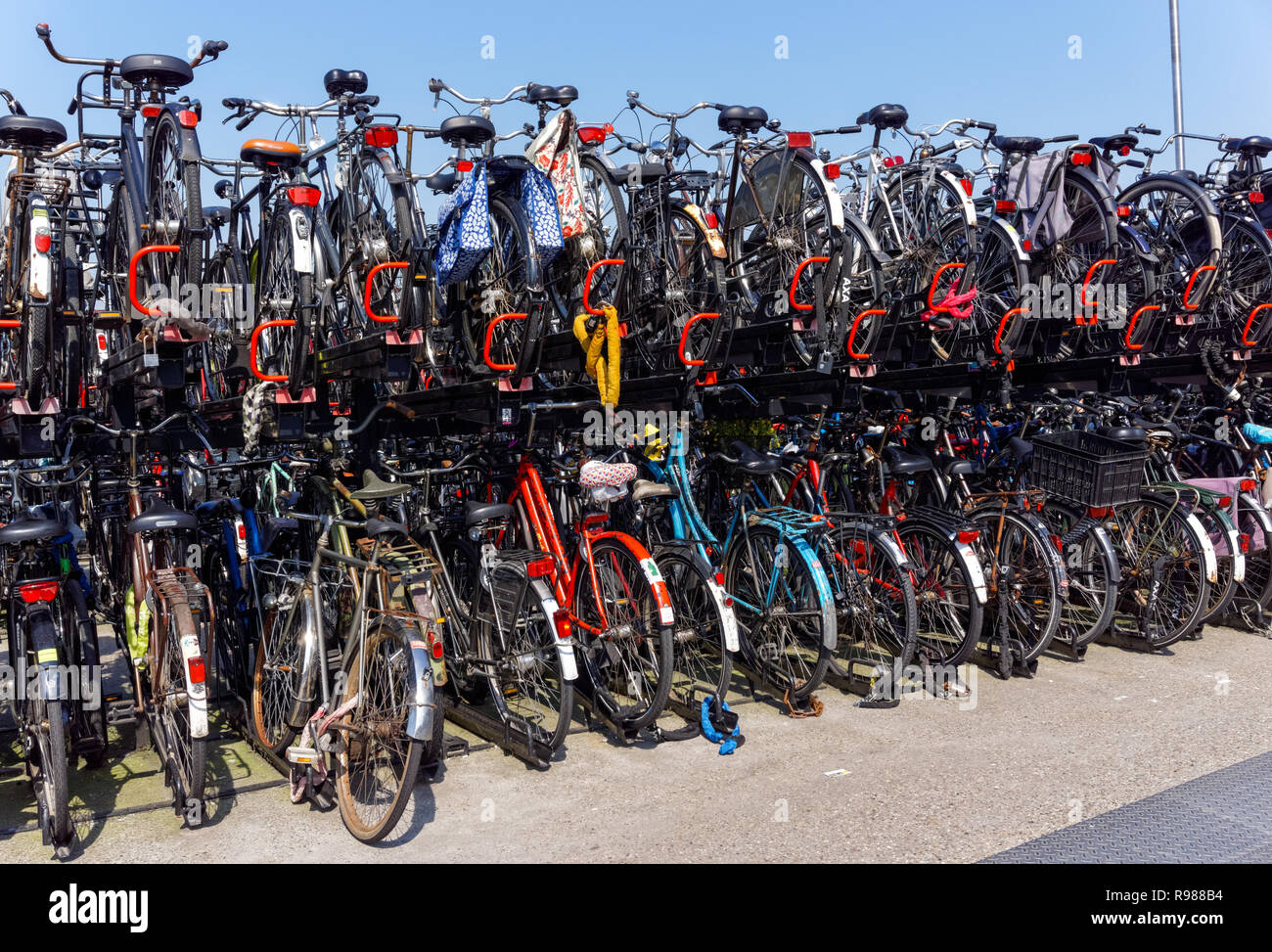 Le stationnement des vélos à Amsterdam, Pays-Bas Banque D'Images