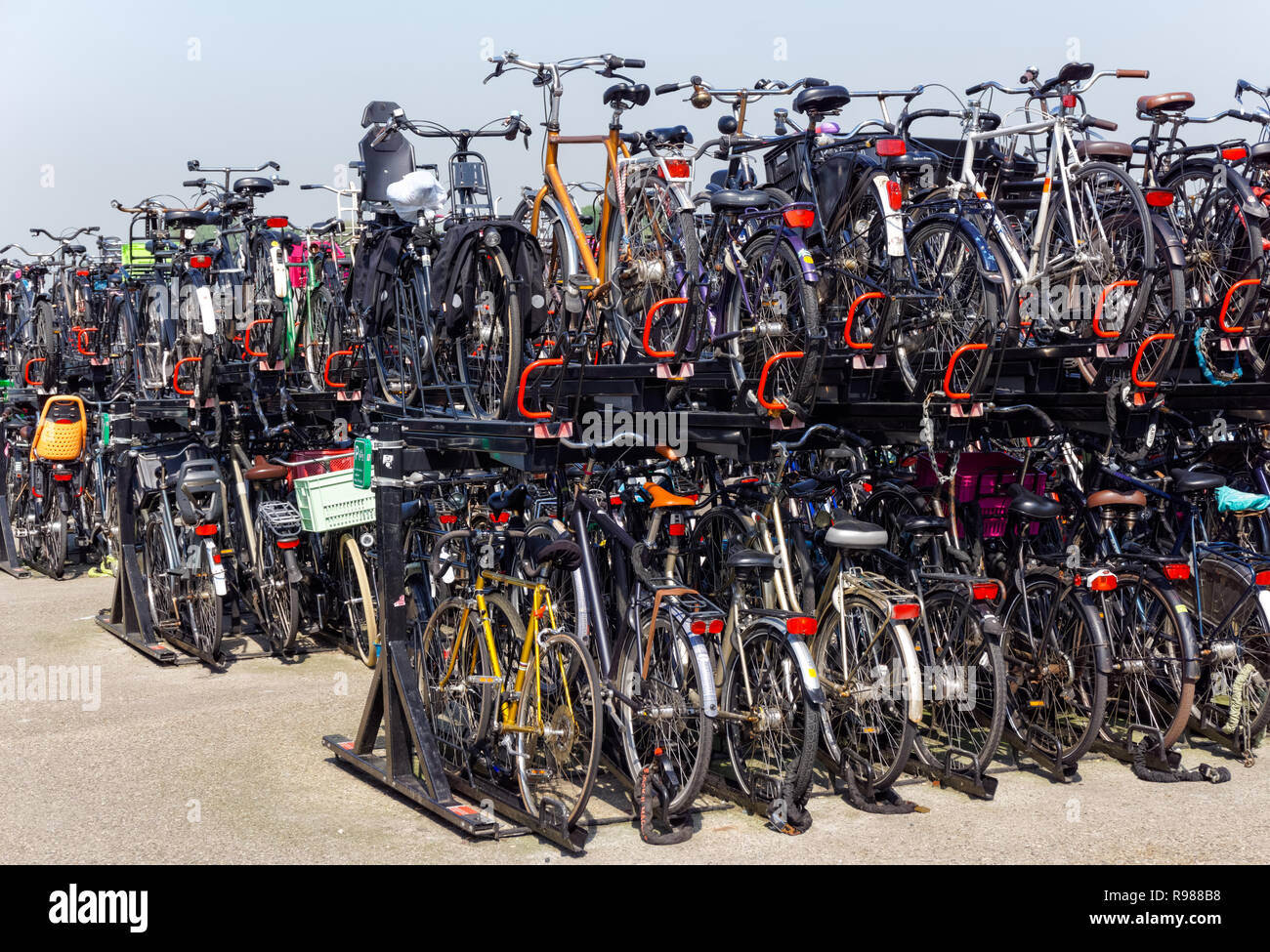 Le stationnement des vélos à Amsterdam, Pays-Bas Banque D'Images