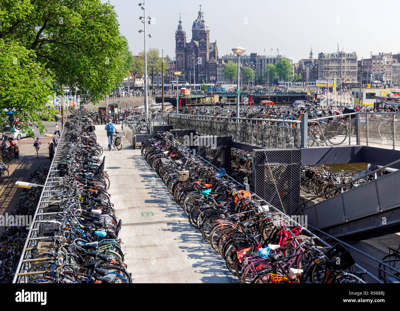 Le stationnement des vélos à Amsterdam, Pays-Bas Banque D'Images