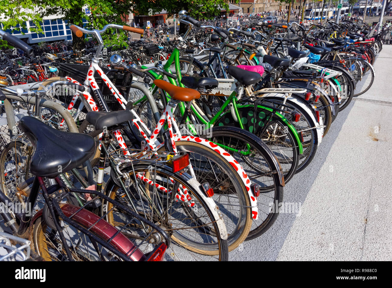 Le stationnement des vélos à Amsterdam, Pays-Bas Banque D'Images