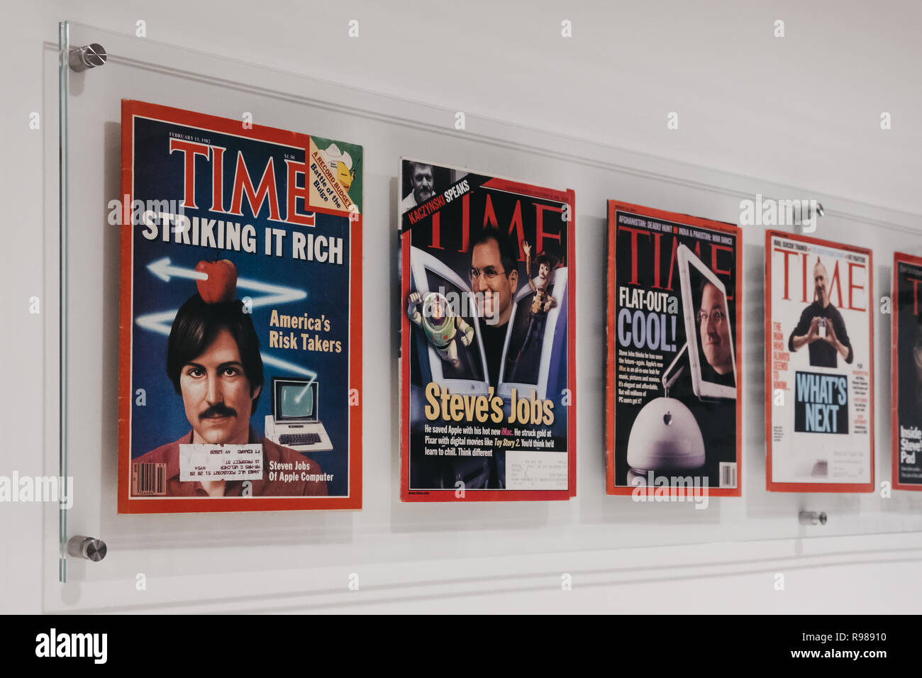 Prague, République tchèque - 28 août 2018 : l'heure des magazines avec Steve Jobs sur le capot à l'intérieur du Musée d'Apple à Prague, la plus grande collection privée de Banque D'Images