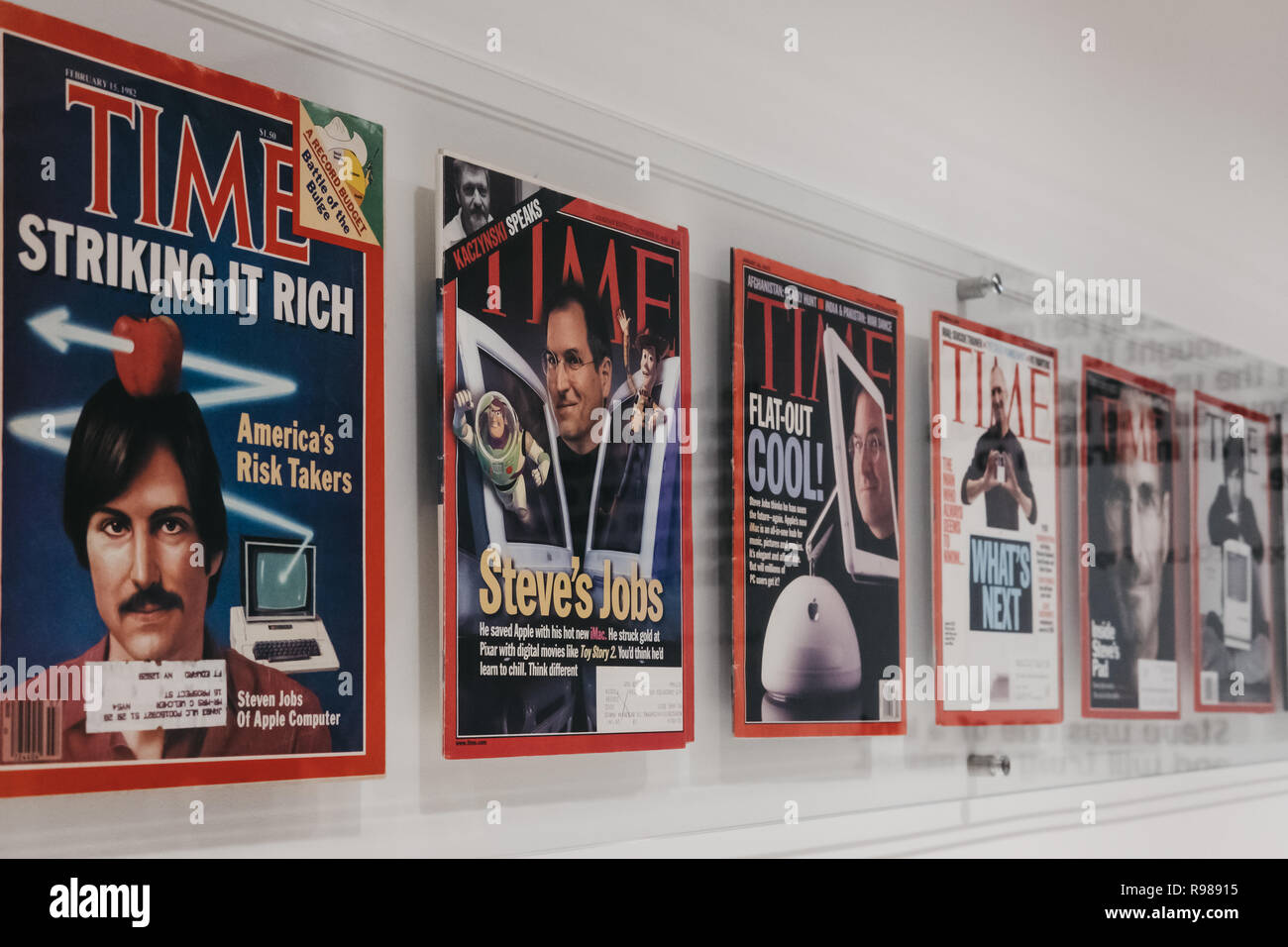 Prague, République tchèque - 28 août 2018 : l'heure des magazines avec Steve Jobs sur le capot à l'intérieur du Musée d'Apple à Prague, la plus grande collection privée de Banque D'Images