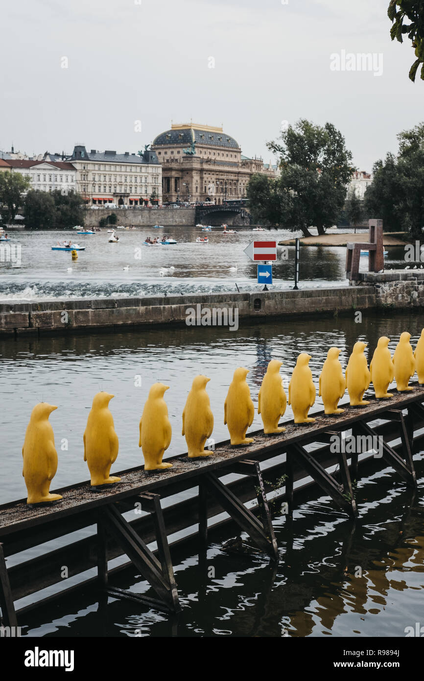 Prague, République tchèque - 26 août 2018 : l'installation des manchots par le cracking Art Group, parc Kampa à Prague. L'installation a été créé pour Banque D'Images