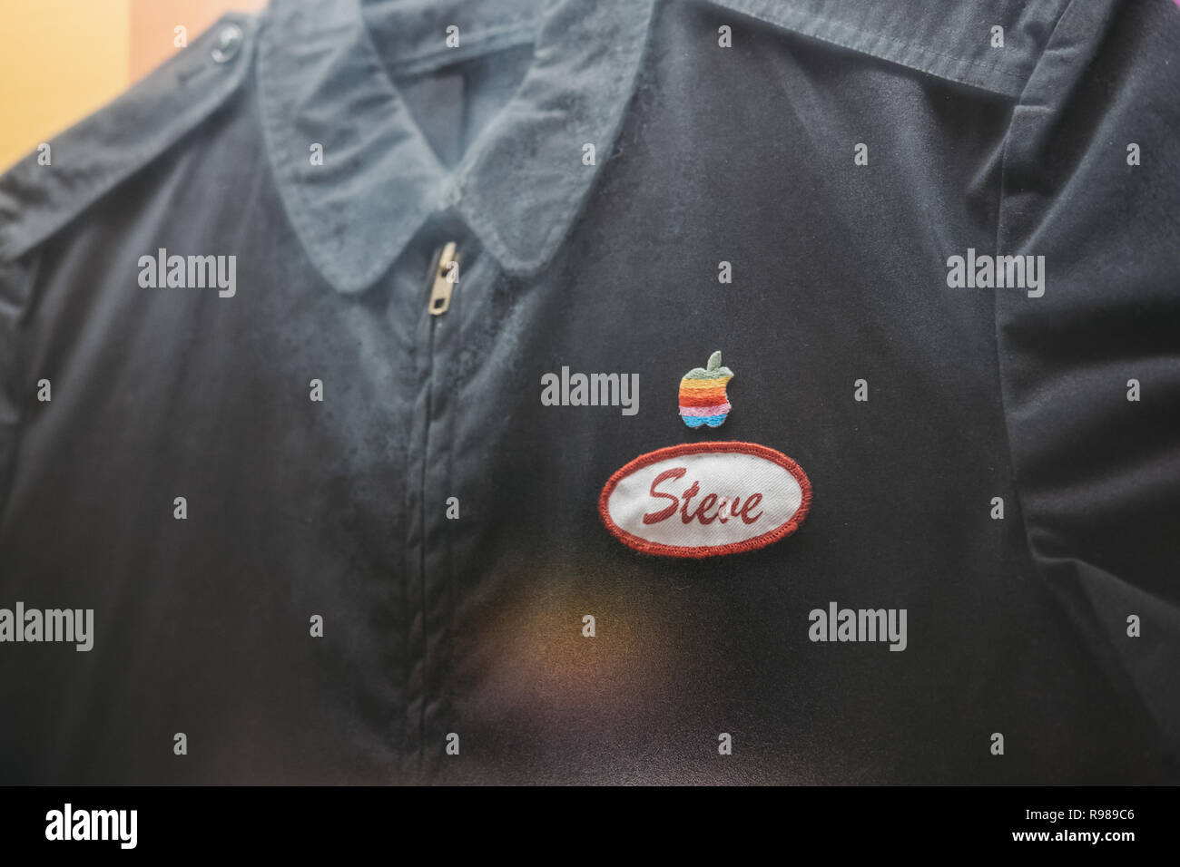 Prague, République tchèque - 28 août 2018 : Steve Jobs' vieille salopette uniformes Apple sur la pièce à l'intérieur du Musée d'Apple à Prague, le plus grand organisme de collecte Banque D'Images