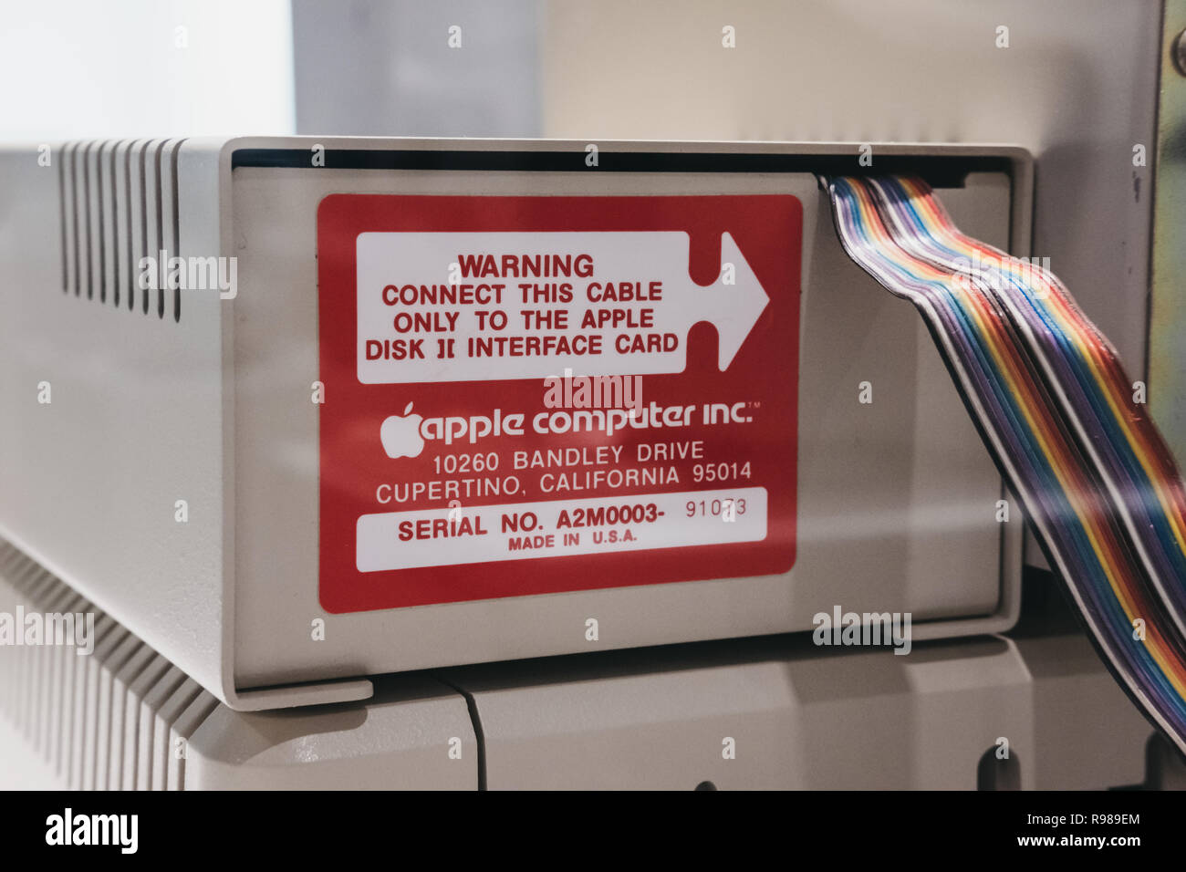 Prague, République tchèque - Le 28 août 2018 Arc-en-ciel : câble à l'arrière d'un ordinateur Apple sur la pièce à l'intérieur du Musée d'Apple à Prague, le plus grand Banque D'Images