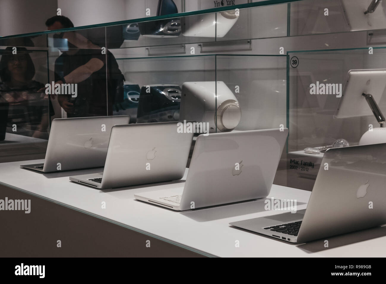 Prague, République tchèque - 28 août 2018 : Gamme de Macbook sur l'affichage à l'intérieur du Musée d'Apple à Prague, la plus grande collection privée de produits Apple Banque D'Images