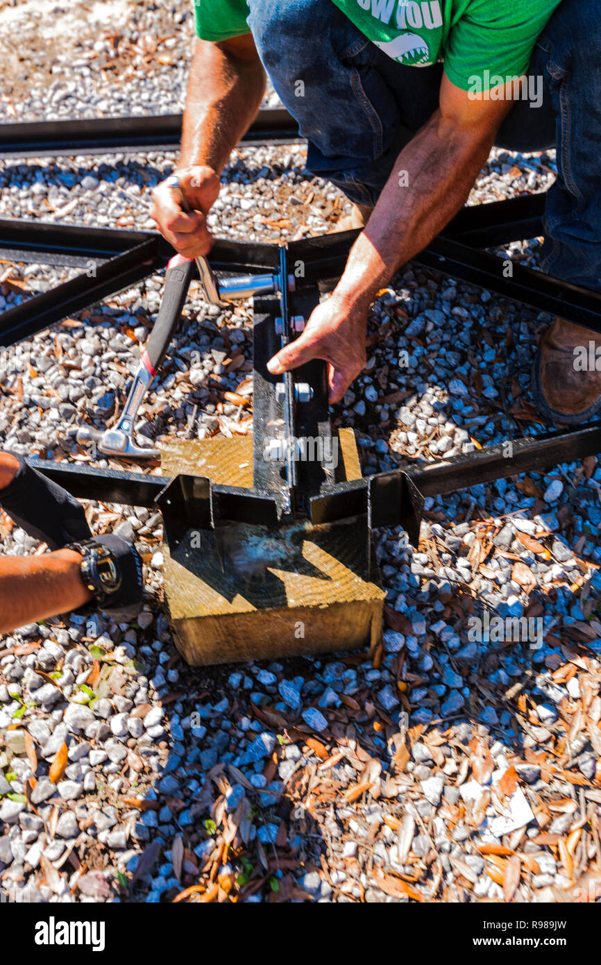 Assemblage de charpente métallique l'homme avec des boulons Banque D'Images