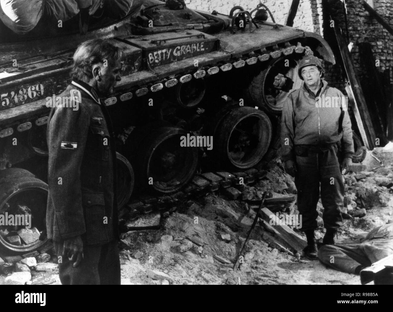 Titre original : STEINER-DAS EISERNE KREUZ. Titre en anglais : percée. Année : 1979. Directeur : Andrew C. MCLAGLEN. Stars : Robert Mitchum, RICHARD BURTON. Credit : PALLADIUM FILM / Album Banque D'Images