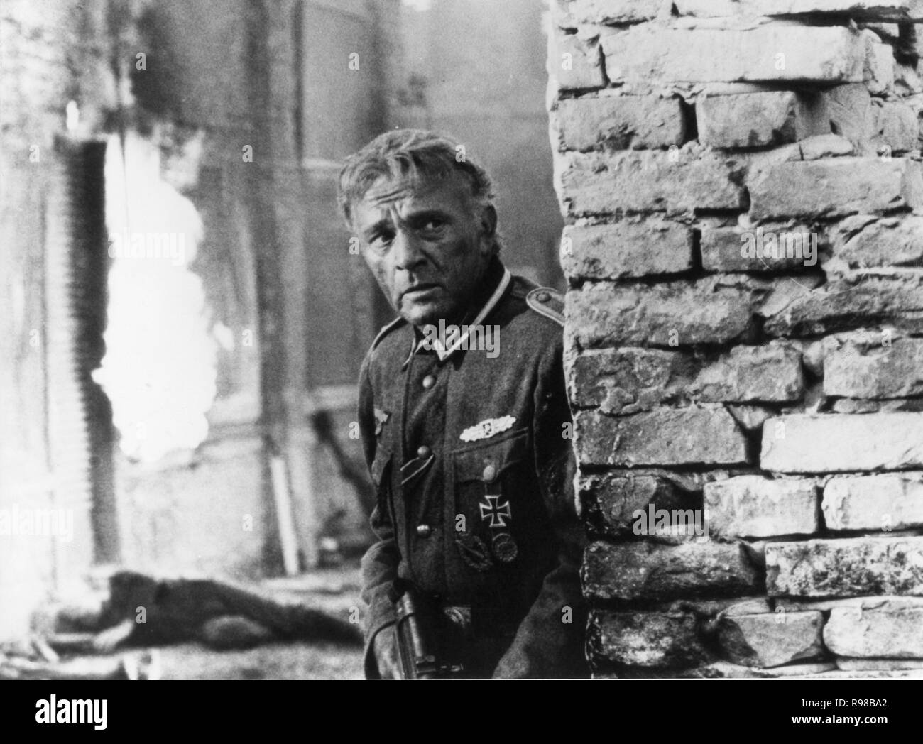 Titre original : STEINER-DAS EISERNE KREUZ. Titre en anglais : percée. Année : 1979. Directeur : Andrew C. MCLAGLEN. Stars : RICHARD BURTON. Credit : PALLADIUM FILM / Album Banque D'Images