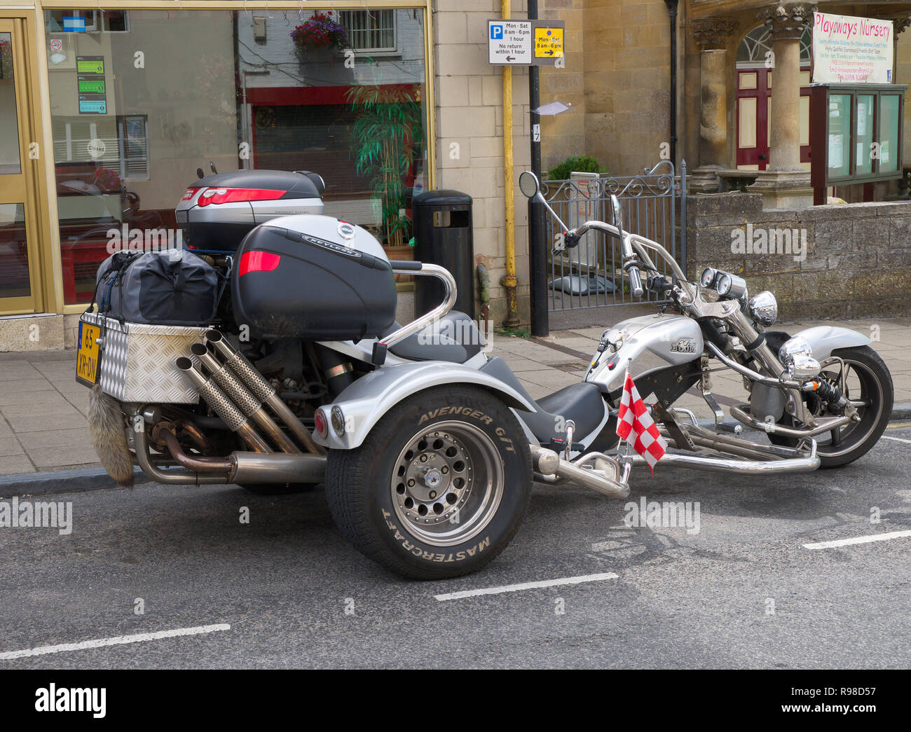 Un boom Trike Low Rider de Hollande en stationnement sur la rue haute à Glastonbury, Somerset, UK Banque D'Images