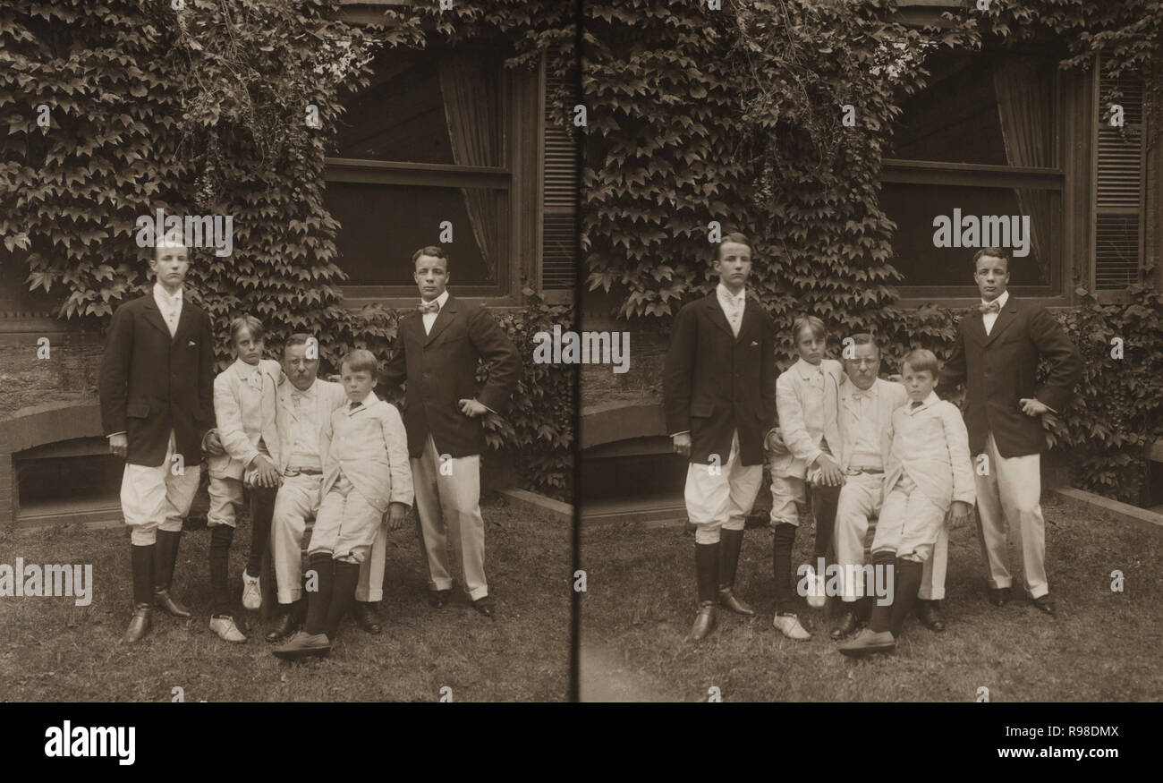 Le président américain Theodore Roosevelt avec ses fils de gauche, Kermit, Archibald, Quentin, Theodore III, carte stéréo, 23 août 1907 Banque D'Images
