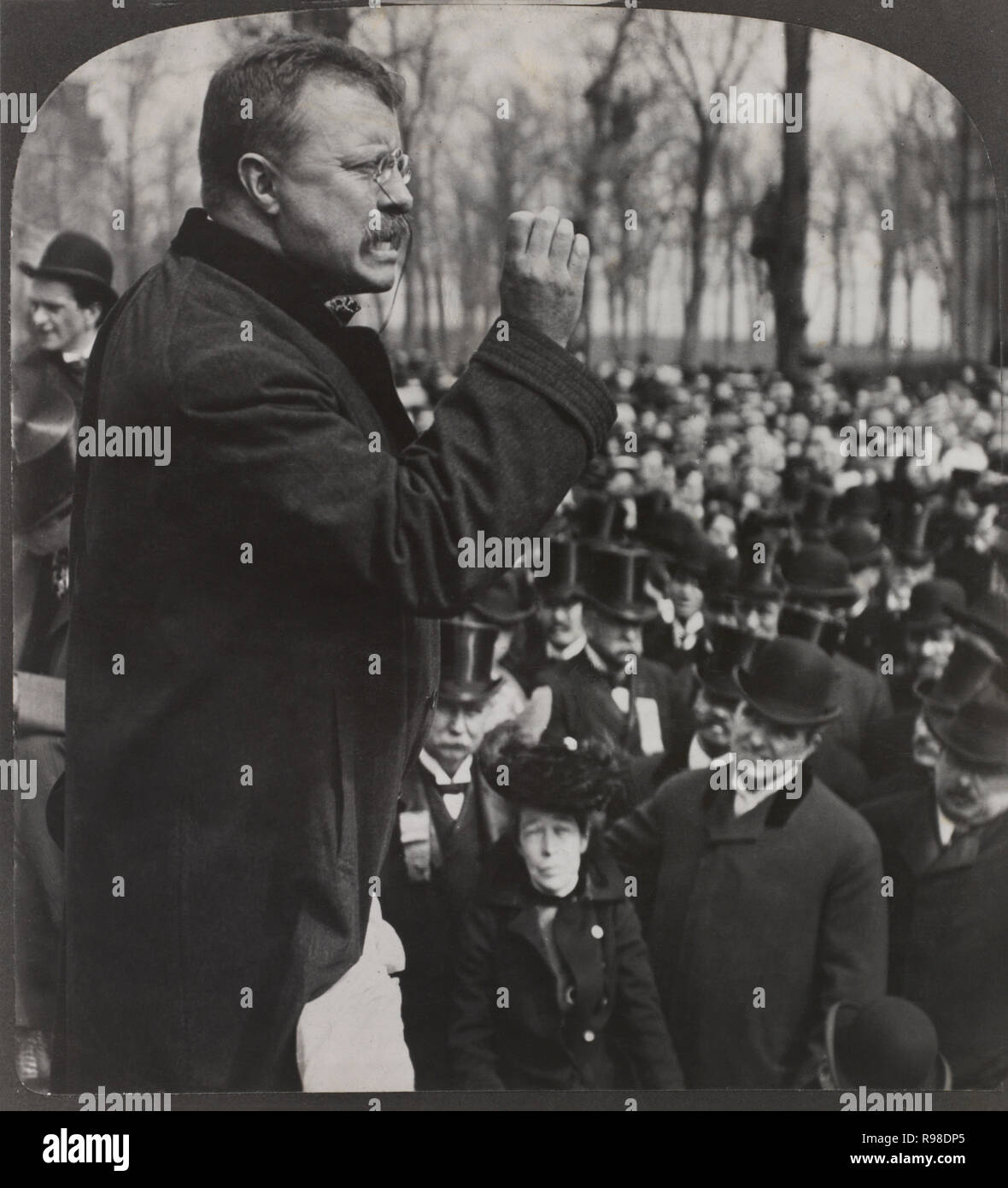 Le président américain Theodore Roosevelt s'attaquer corps étudiant, l'Université Northwestern, Evanston, Illinois, USA, Stéréo Card, American Stereoscopic Company, le 2 avril 1903 Banque D'Images