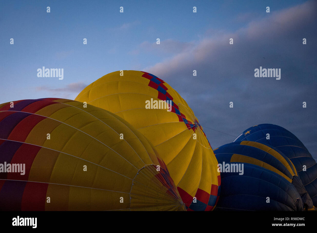 Trois ballons de commencer à remplir et prends très tôt au aube lumière, ligne diagonale de nuages dans le ciel Banque D'Images