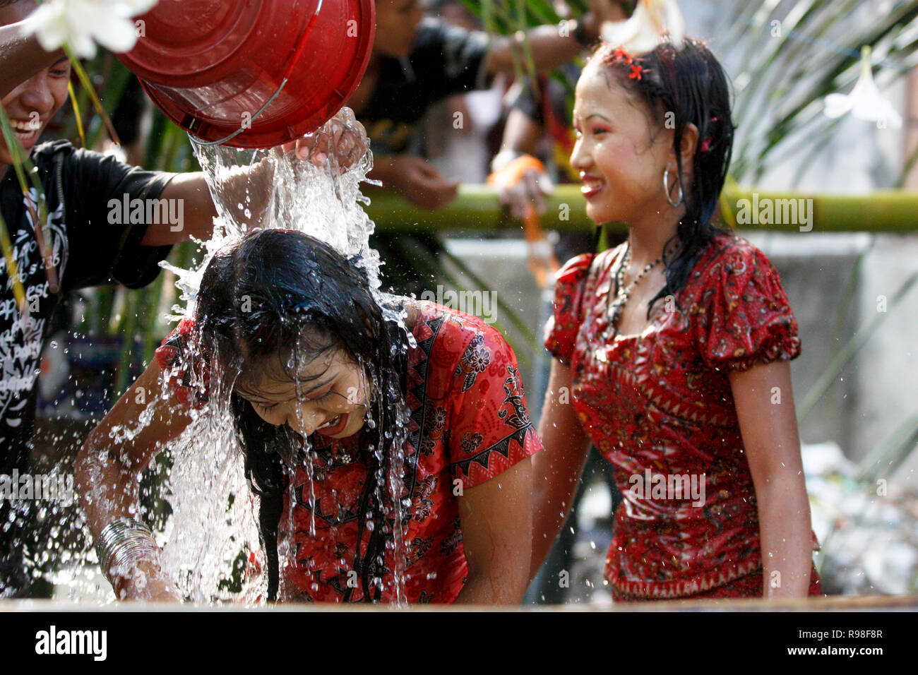 La Fête de l'eau de la communauté Rakhain ethniques est une partie de leur fête du Nouvel An. Les jeunes garçons et filles de l'eau à jeter les uns les autres au cours de cette Banque D'Images