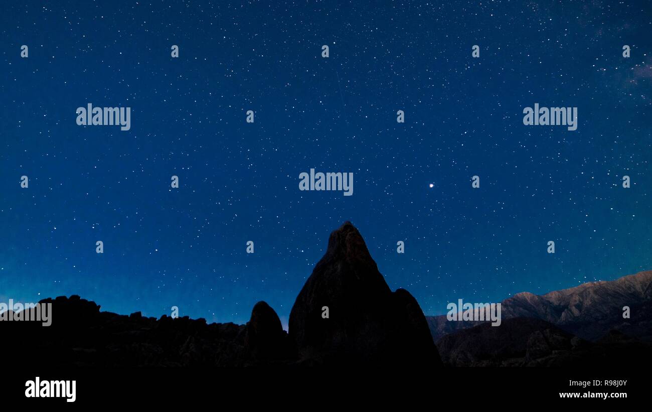 Alabama Hills, Californie rock formation et ciel étoilé avec le Mont Whitney en arrière-plan Banque D'Images