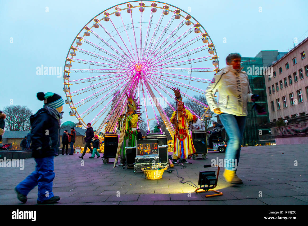 Marché de Noël au centre ville de Essen, Kettwiger Straße§e, magasins ouverts le dimanche, groupe de folklore péruvien Alborada, street music, Banque D'Images