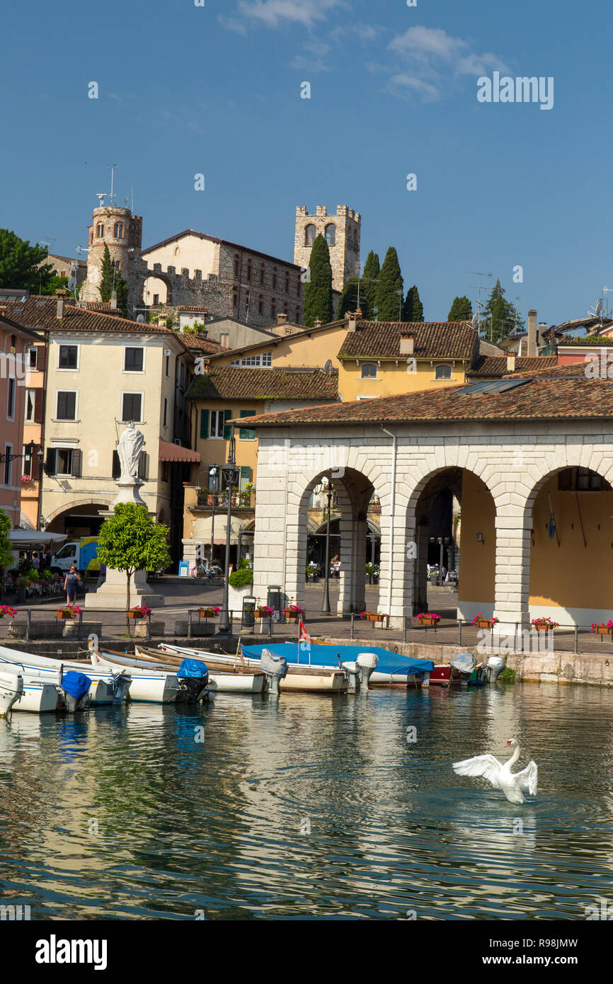 Quai et port de Desenzano del Garda, lacs italiens, Italie. Banque D'Images