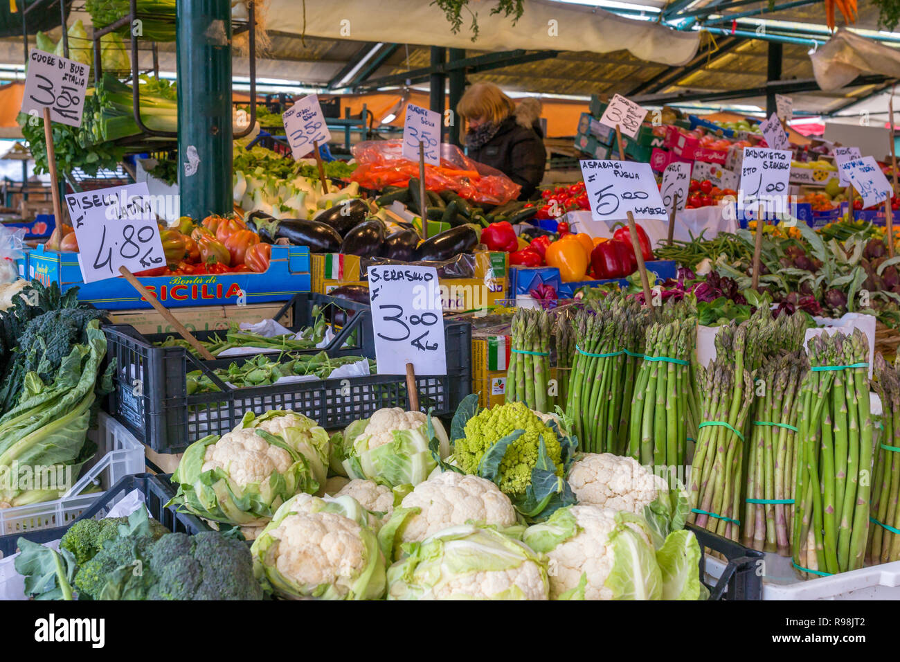 Venise, Italie - 22 mars 2018 : des légumes au marché du Rialto à Venise Banque D'Images