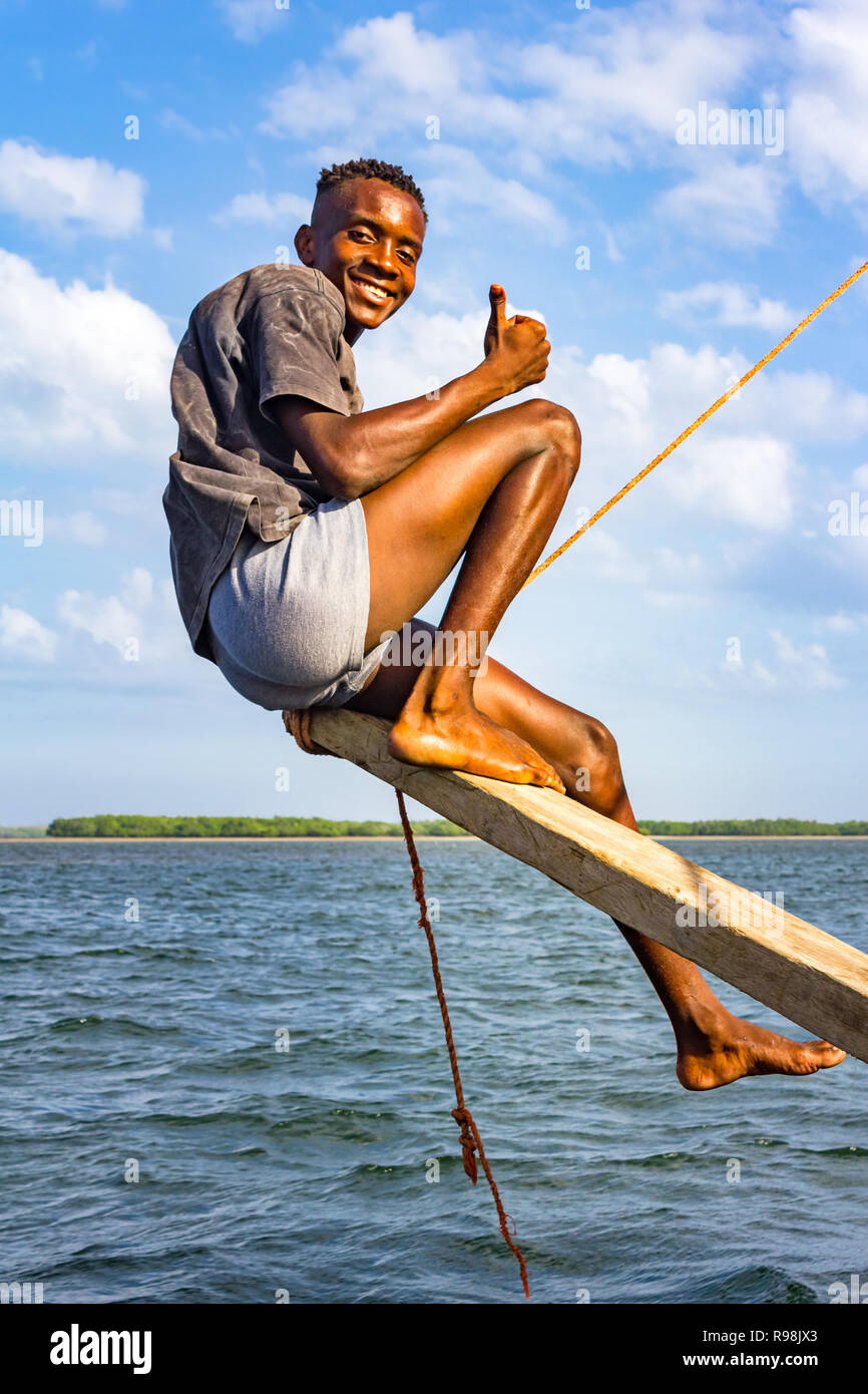 Adolescent de l'Afrique de l'archipel de Lamu en bateau au Kenya Banque D'Images