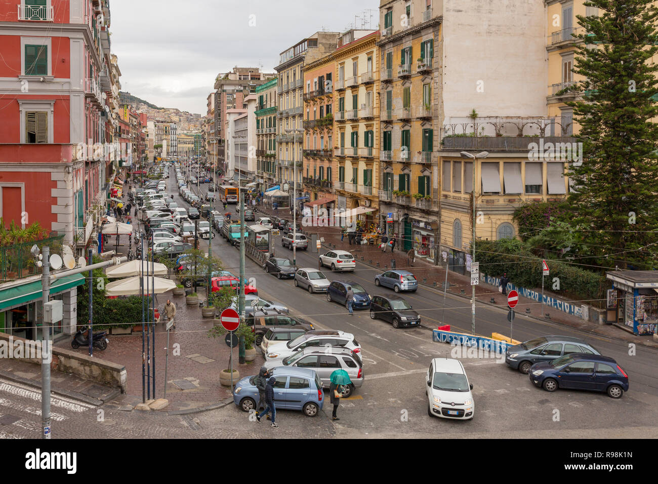 Naples, Italie - 2 décembre 2017 : rue animée dans le centre-ville de Naples, Italie Banque D'Images