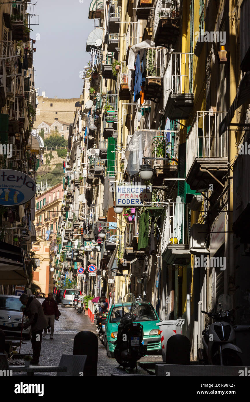 Naples, Italie - 3 décembre 2017 : rue étroite en vue de la vieille ville de Naples, Italie. Banque D'Images