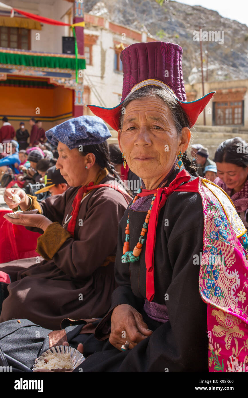 Leh, Inde - le 19 juin 2017 : Portrait of woman in traditional ladakhis non identifiés robe lamayuru Lamayuru en festival bouddhiste pendant Gompa monas Banque D'Images