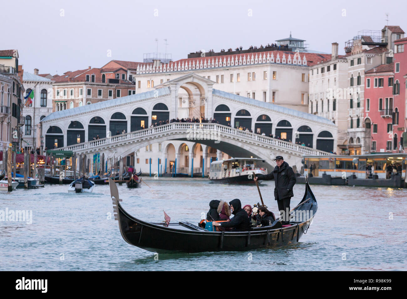 Venise, Italie - 21 mars 2018 : gondolier vénitien équitation les touristes en gondole à Grand Canal avec le pont du Rialto à l'arrière-plan Banque D'Images