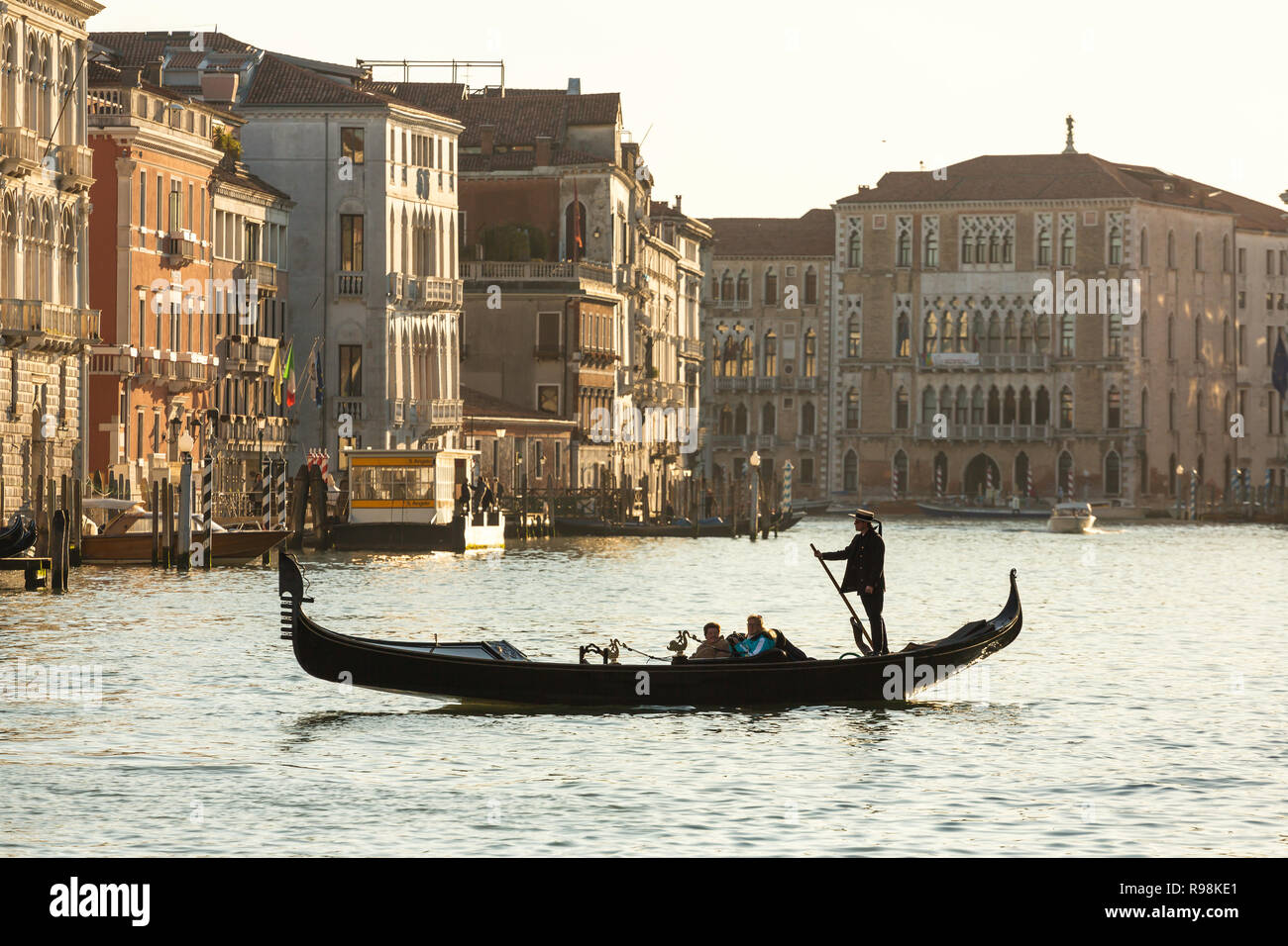 Venise, Italie - 22 mars 2018 : gondolier vénitien équitation les touristes en gondole à Grand Canal à Venise. Banque D'Images