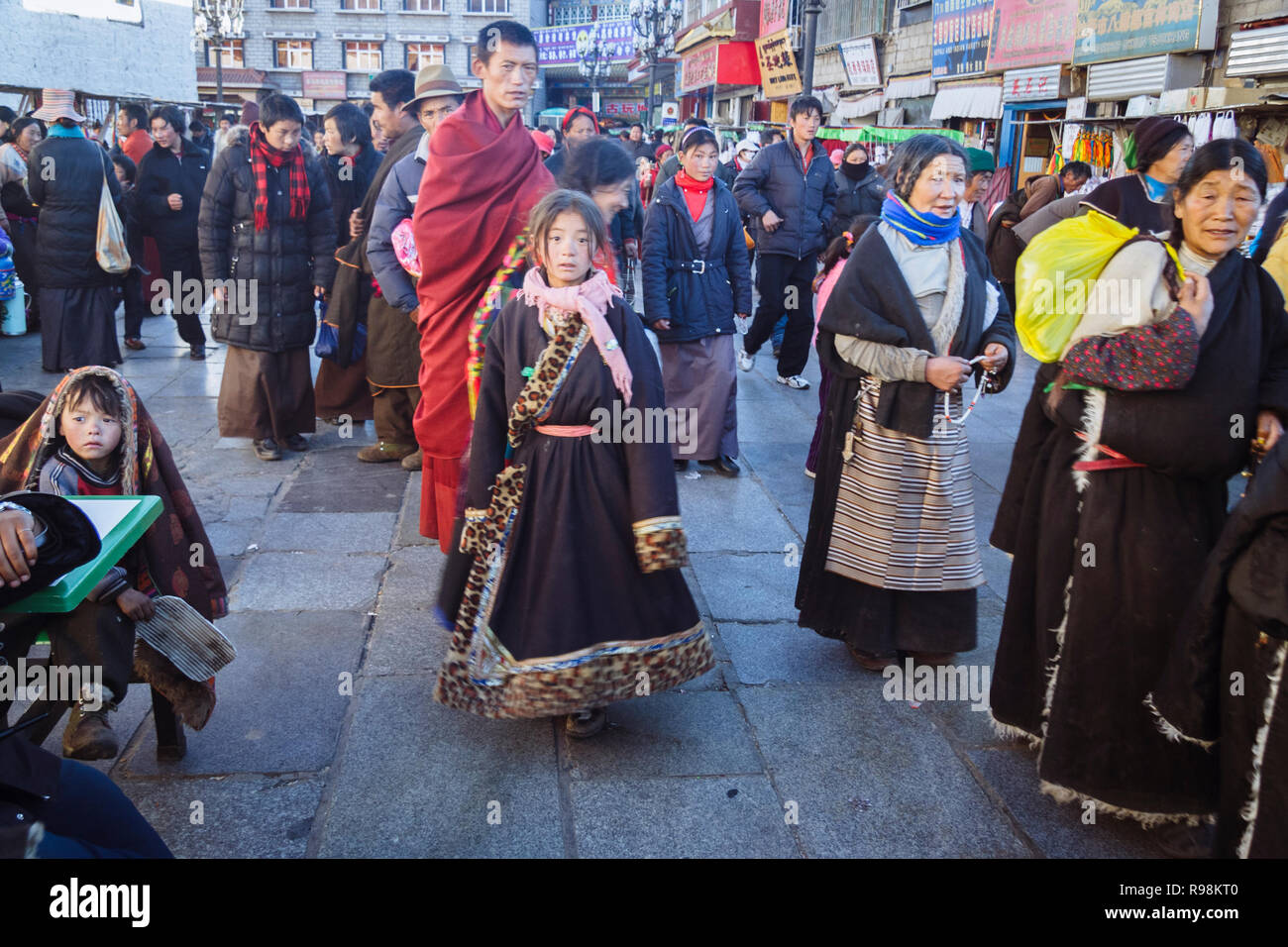 Lhassa, dans la région autonome du Tibet, Chine : les Tibétains à pied dans les rues du quartier du Barkhor. Banque D'Images