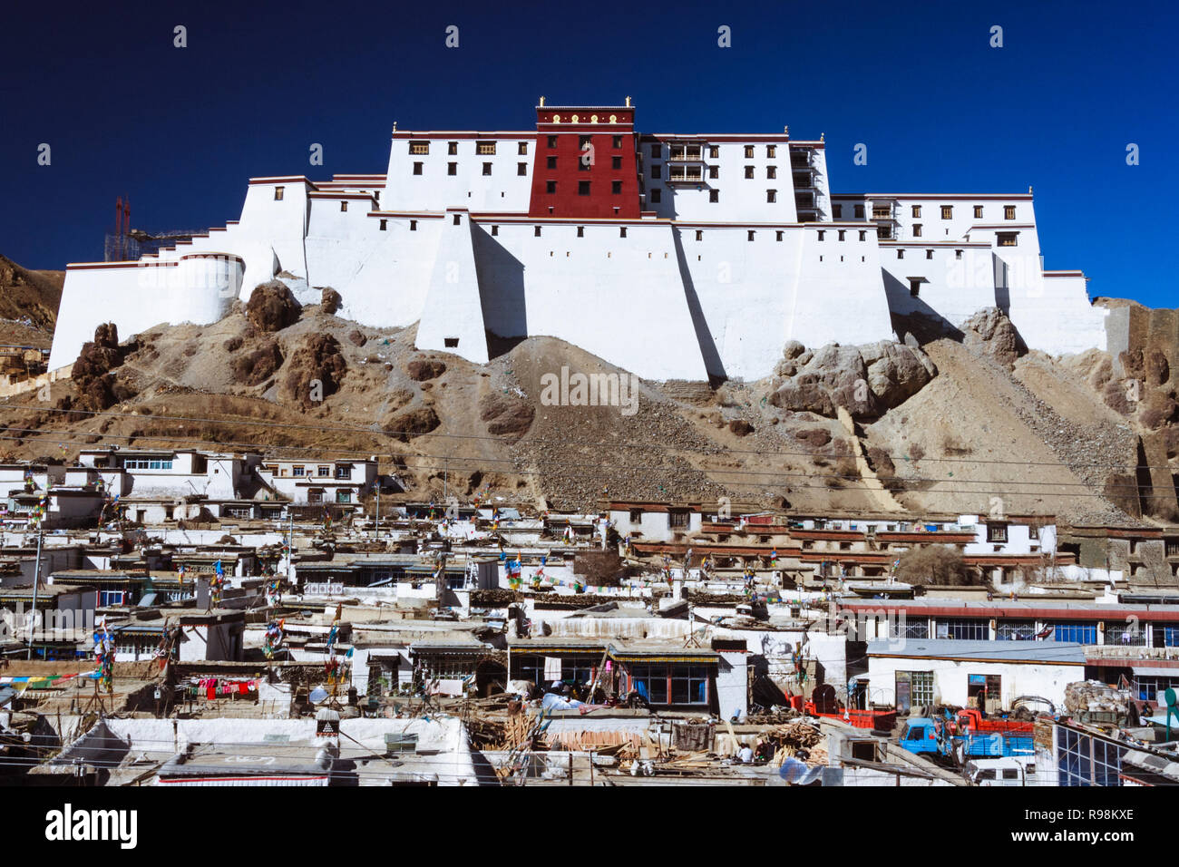 Shigatse, dans la région autonome du Tibet, Chine : Shigatse Dzong (fort) construite au 17e siècle comme un prototype plus petit du palais du Potala avant e Banque D'Images