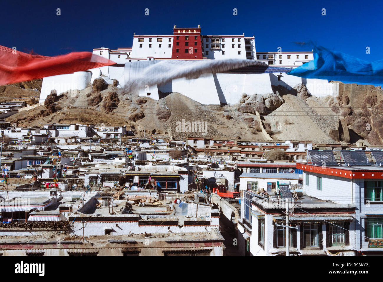 Shigatse, dans la région autonome du Tibet, Chine : les drapeaux de prières par l'Shigatse Dzong (fort) construite au 17e siècle comme un prototype plus petit du pot Banque D'Images