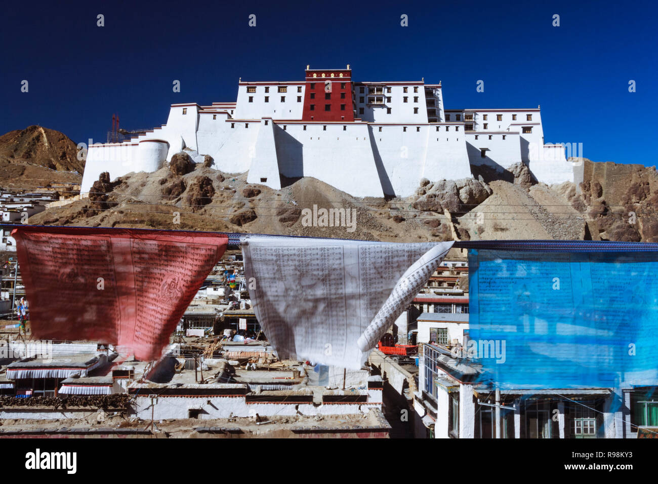 Shigatse, dans la région autonome du Tibet, Chine : les drapeaux de prières par l'Shigatse Dzong (fort) construite au 17e siècle comme un prototype plus petit du pot Banque D'Images