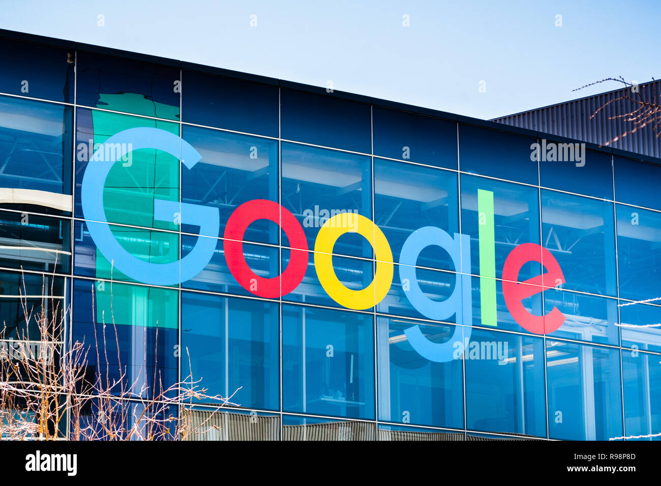 7 mars 2018 sur la montagne / CA / USA - logo Google sur l'un des bâtiments situé dans Googleplex, le campus principal de l'entreprise Banque D'Images