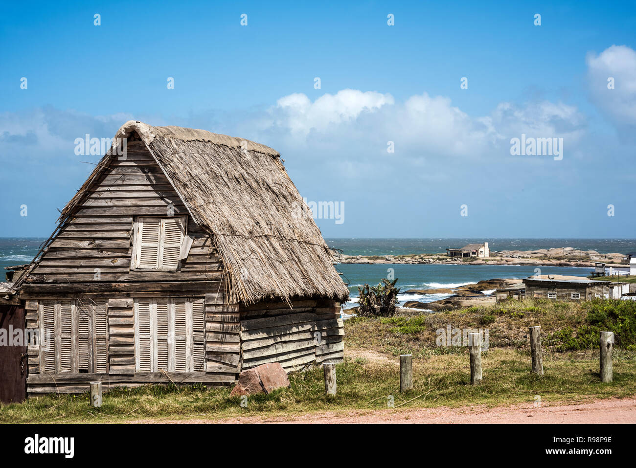 Abandonné accueil sur la plage de Punta del Diablo, site touristique populaire et Fisherman's place dans la Côte d'Uruguay Banque D'Images