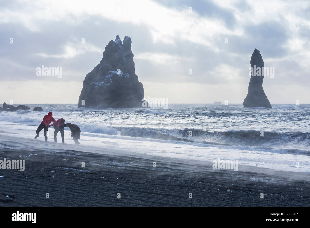 Plage de sable noir de Reynisfjara qui jouit, en Islande Banque D'Images
