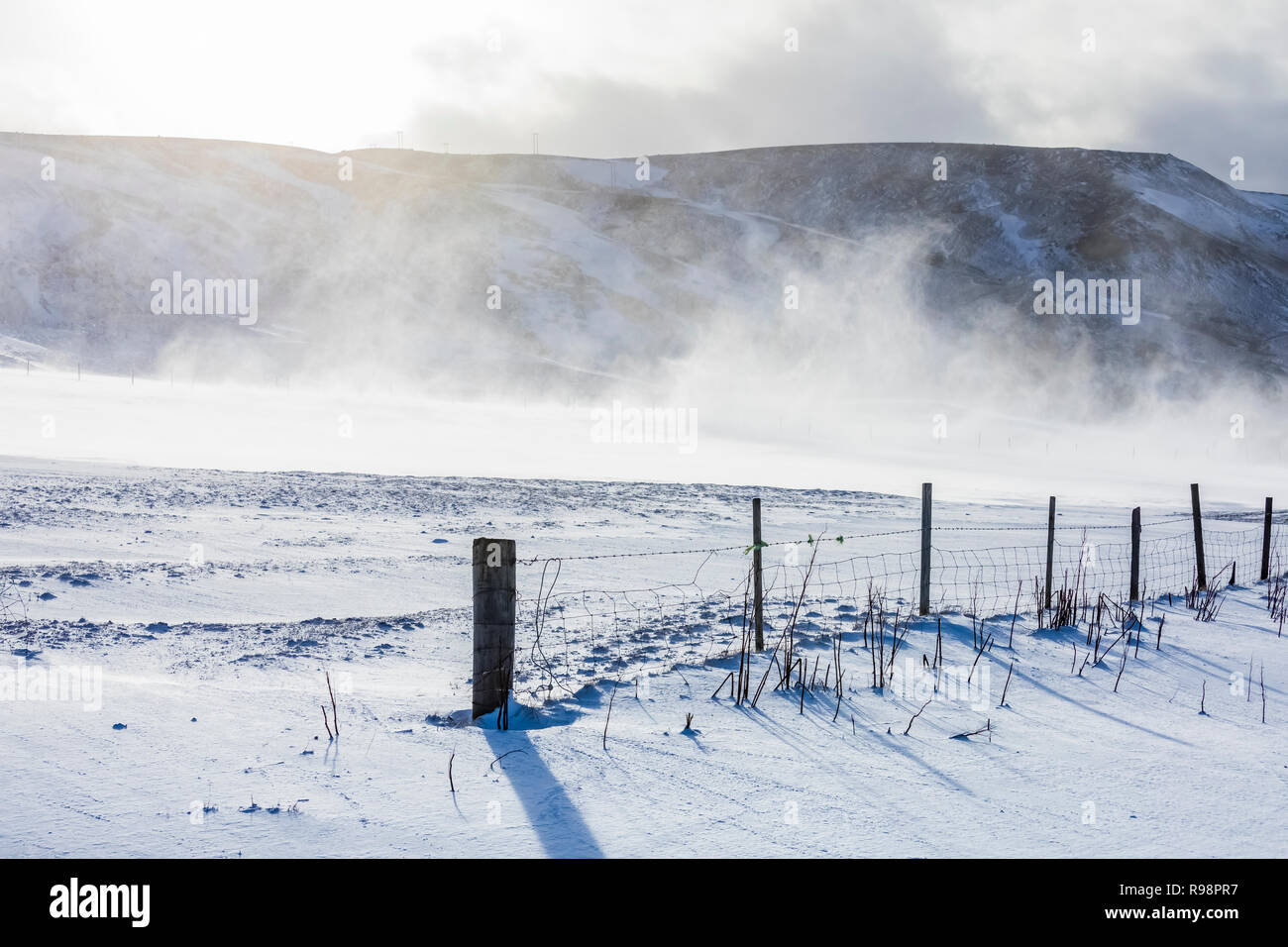 La conduite en hiver, avec la tempête de neige et les conditions dangereuses, sur la route de la plage de sable noir de Reynisfjara qui jouit près de Vik en Islande Banque D'Images