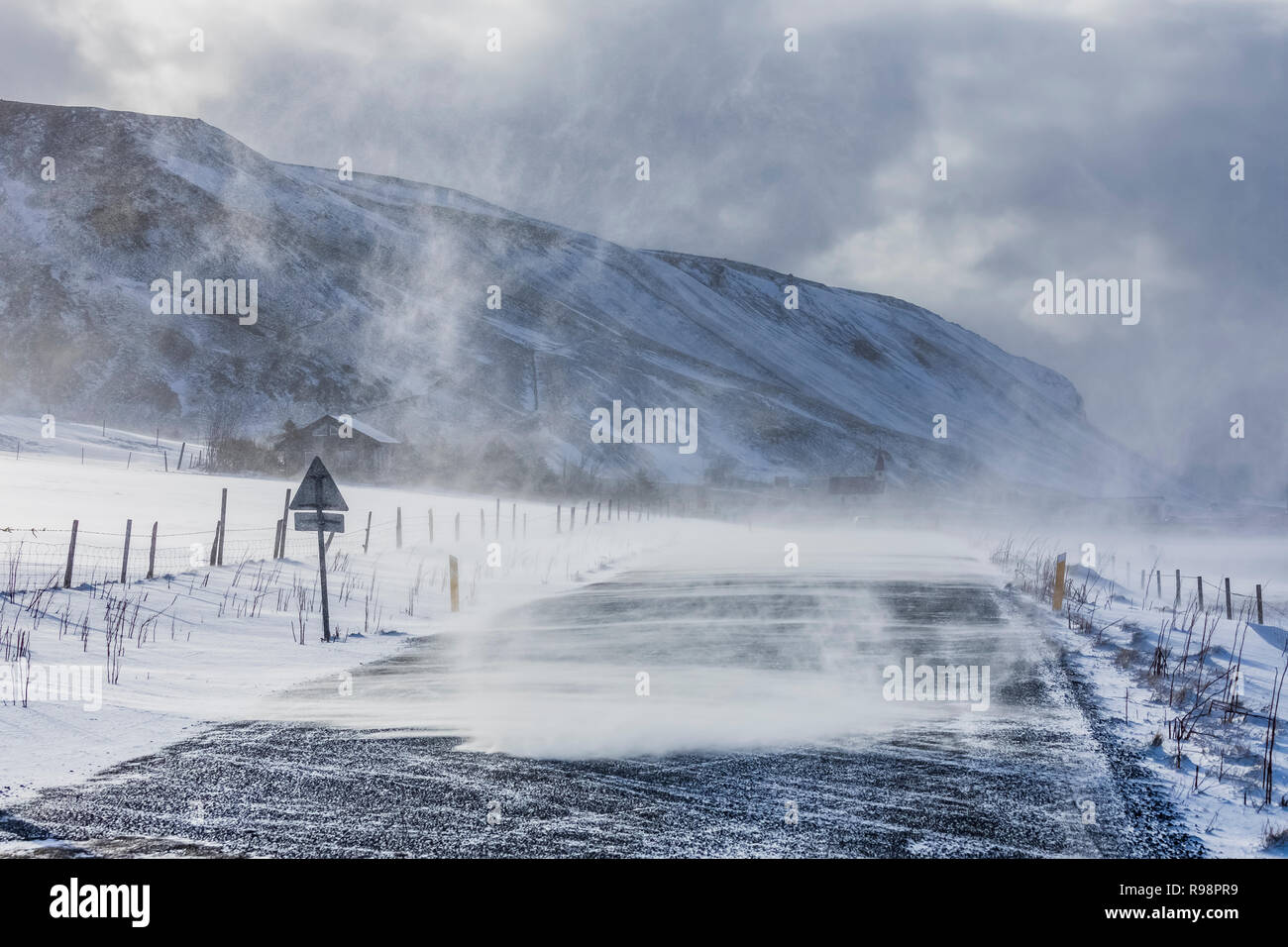 La conduite en hiver, avec la tempête de neige et les conditions dangereuses, sur la route de la plage de sable noir de Reynisfjara qui jouit près de Vik en Islande Banque D'Images