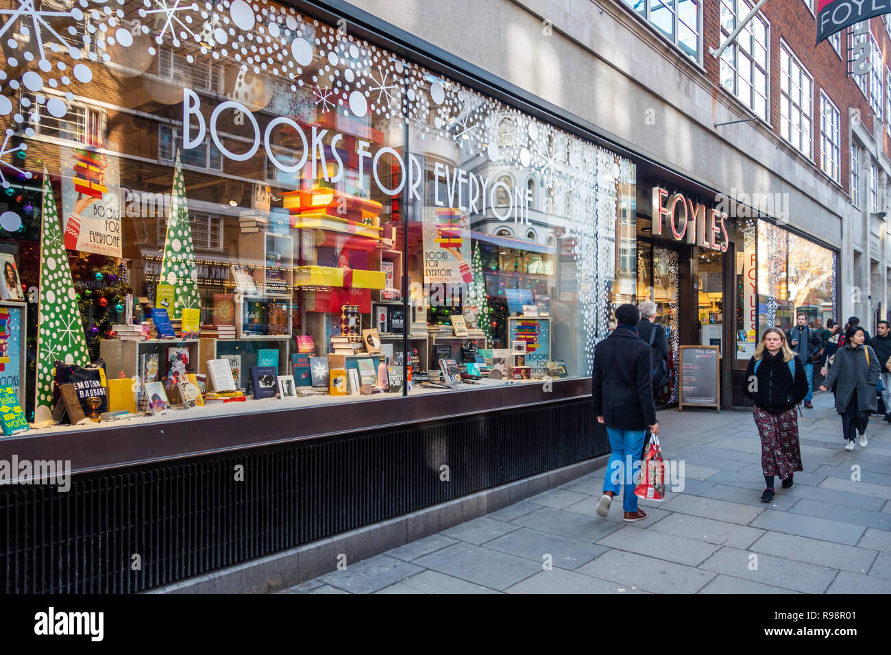 Les gens qui marchent à l'extérieur de l'avant de la librairie Foyles shop/Charing Cross Road, Soho, Londres, Angleterre Banque D'Images