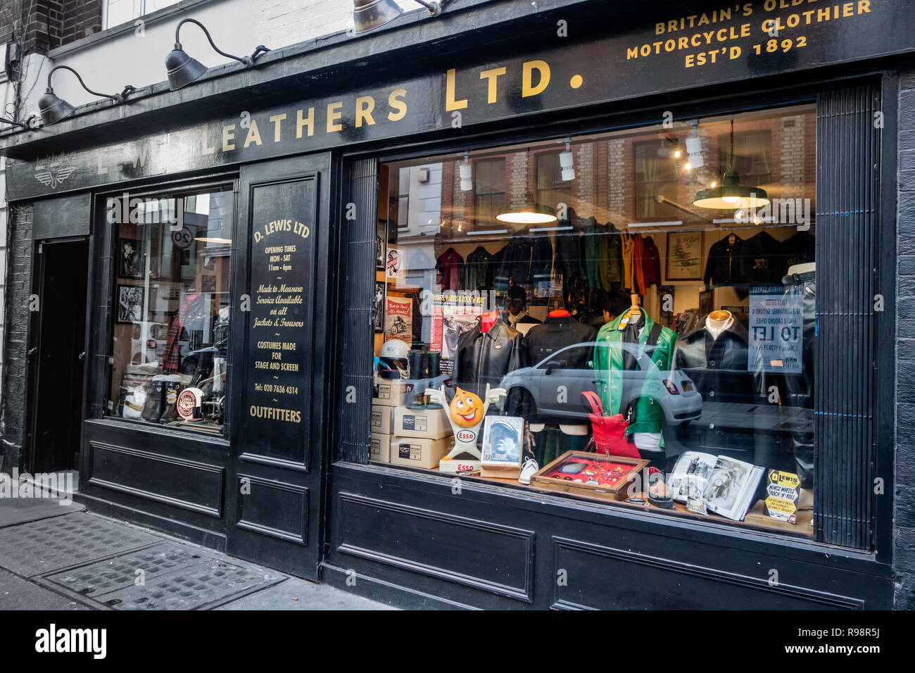 L'usure du cuir Lewis établis en fonction de leur exposition, d'un rue Whitfield fenêtre double front shop à Londres, Angleterre Banque D'Images