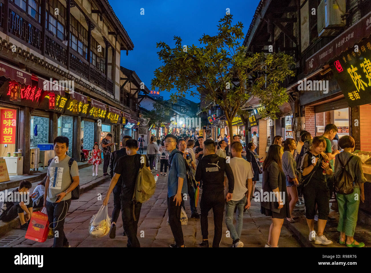 CHONGQING, CHINE - 20 SEPTEMBRE : c'est Ciqikou ancient town dans la nuit, une destination touristique populaire le 20 septembre 2018 à Chongqing Banque D'Images