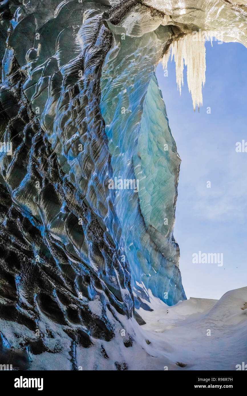 Entrée dramatique d'une grotte de glace dans un lobe du Glacier Mýrdalsjökull, qui se dresse au sommet du volcan Katla, en hiver en Islande Banque D'Images