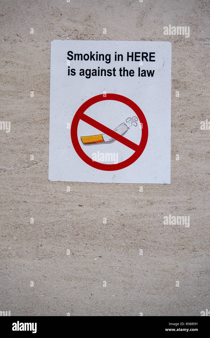 Fumer dans les ICI est contre la loi signer sur le mur d'un immeuble de bureaux à Londres, en Angleterre Banque D'Images