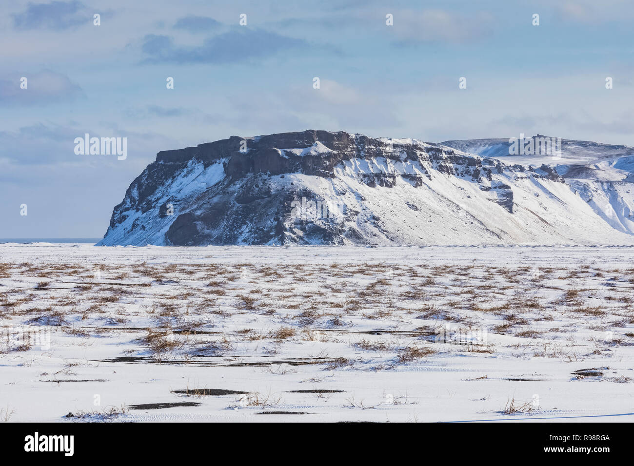 Plaine d'épandage fluvio-glaciaire près de Mýrdalssandur' avec Hafursey mountain, où une partie d'un voyou : Une histoire de la guerre des étoiles a été filmé, l'Islande, en wint Banque D'Images