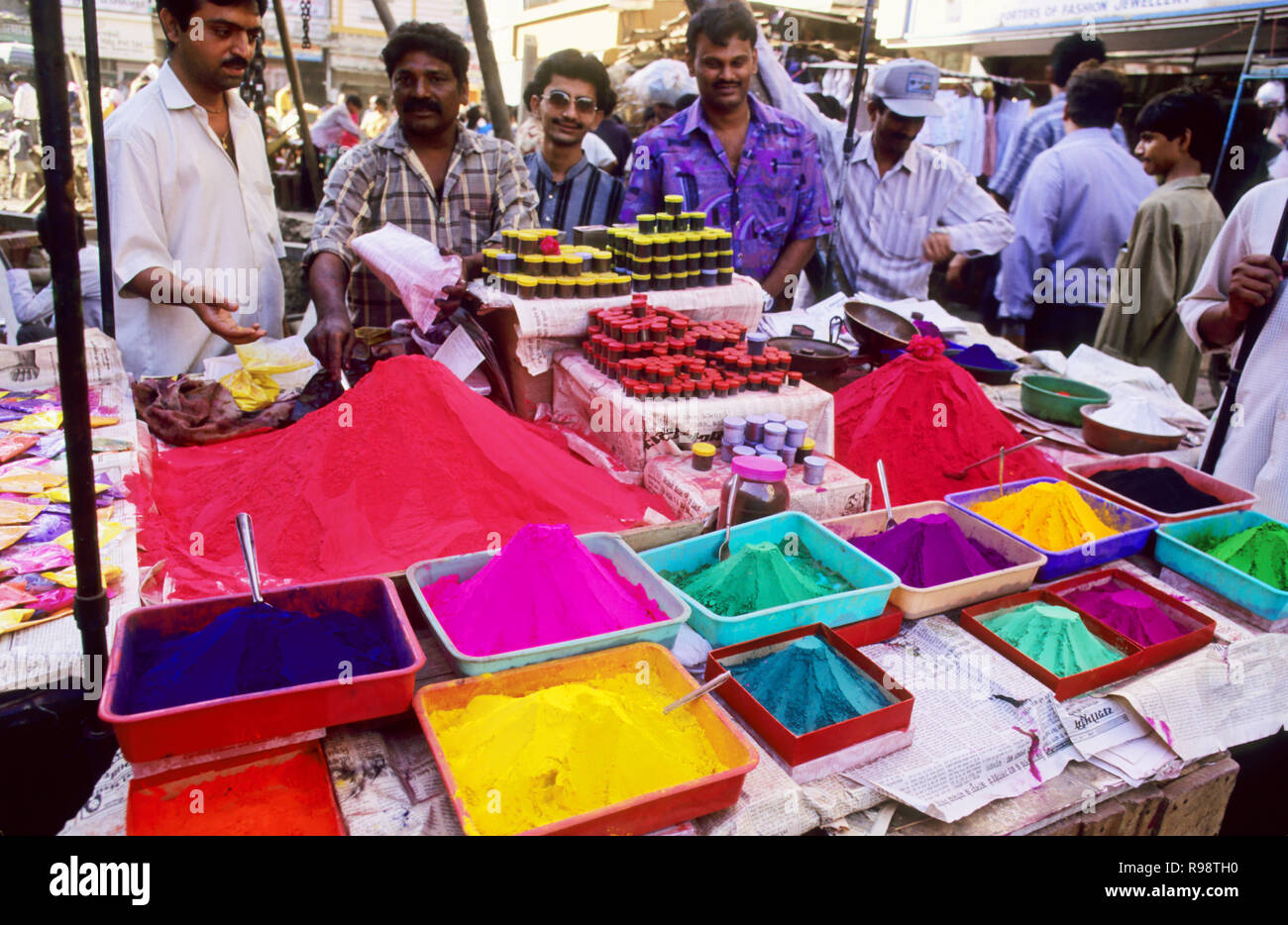 Festival Holi vendeur couleur Bombay Mumbai Maharashtra Inde Banque D'Images